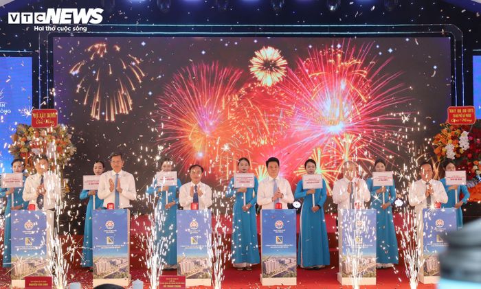 Các đại biểu thực hiện nghi thức khởi công Dự án.