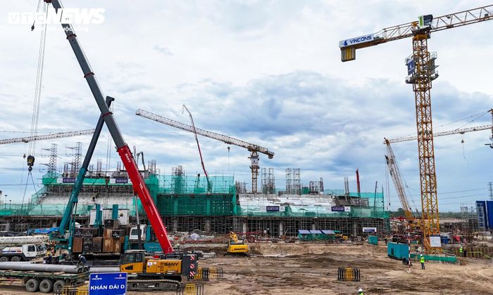 Theo kế hoạch, phần kết cấu bê tông cốt thép sẽ hoàn thành vào tháng 12 năm nay. Hạng mục mái vòm dự kiến hoàn tất vào tháng 5/2027 trước khi toàn bộ công trình kết thúc xây dựng vào tháng 7/2027.