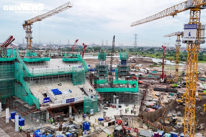 Tại khán đài C, một số ghế ngồi mẫu đã được lắp đặt. 