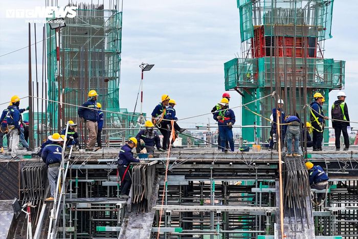 Hàng nghìn kỹ sư, công nhân cùng nhiều máy móc, thiết bị hiện đại được huy động để đẩy nhanh tiến độ.