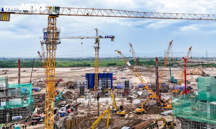 Nhiều máy móc, thiết bị được huy động để phục vụ thi công trên toàn bộ công trường.