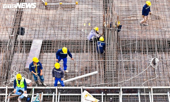 Những ngày cuối tháng 6, giữa thời tiết nắng nóng gay gắt, đại công trường vẫn hoạt động hết công suất. 