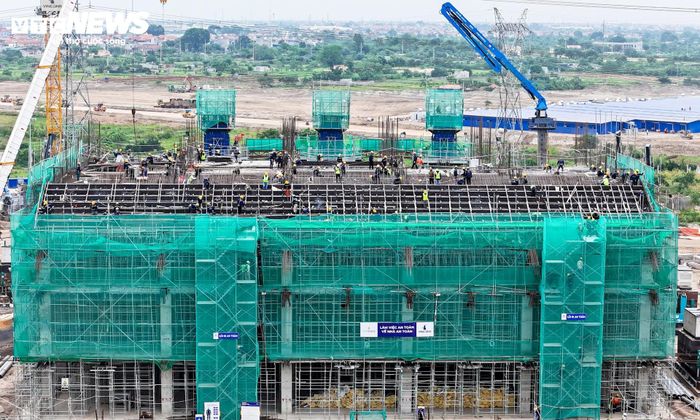 Công trình có mái che đóng mở tự động, áp dụng nhiều giải pháp công nghệ hiện đại và được xây dựng theo các tiêu chuẩn của các tổ chức thể thao quốc tế.