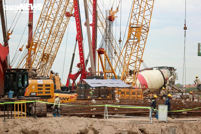 Đến cuối tháng 5, các đơn vị tập trung triển khai kết cấu bê tông cốt thép tầng 2 và hệ thống khán đài. Bước sang tháng 6, công trường tiếp tục thực hiện lắp đặt kết cấu thép đỡ mái - hạng mục quan trọng trong quá trình xây dựng sân vận động.