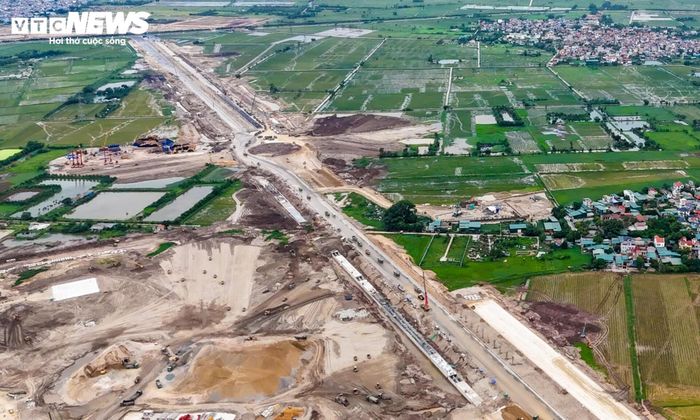 Cùng với sân vận động, tuyến đường rộng 120m kết nối Quốc lộ 21B với khu vực dự án cũng đang được triển khai với tốc độ cao. Nhiều hạng mục như thảm nhựa, trồng cây xanh cơ bản hoàn thành. 