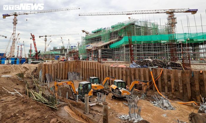 Bên cạnh đó, công tác ép cọc kết cấu chính đã hoàn thành 100%, trong khi hạng mục đài móng và san nền tầng 1 đạt trên 70% khối lượng thi công.