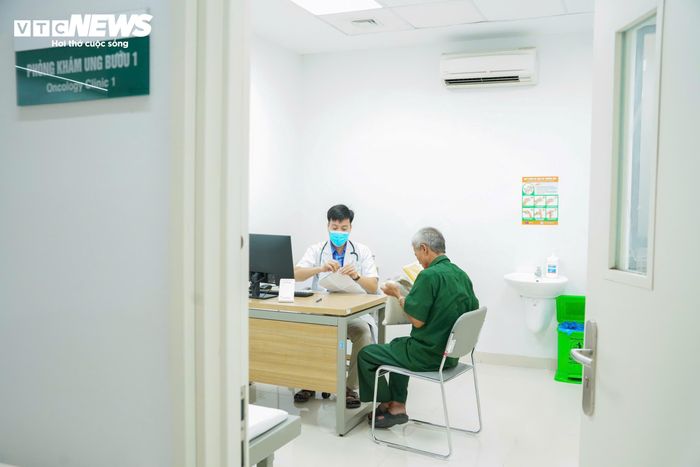 Ngay sau khi có mặt tại Bệnh viện Bạch Mai cơ sở 2 từ Hà Nội, nhiều bác sĩ đã nhanh chóng vào các phòng khám, tiếp nhận những bệnh nhân đầu tiên trong ngày bệnh viện chính thức đi vào hoạt động.