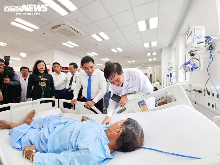 Phó Thủ tướng Nguyễn Văn Thắng cùng lãnh đạo Bộ Y tế và đại diện các bộ, ngành đã đến thăm hỏi, động viên những bệnh nhân đang điều trị tại Bệnh viện Bạch Mai cơ sở 2. 