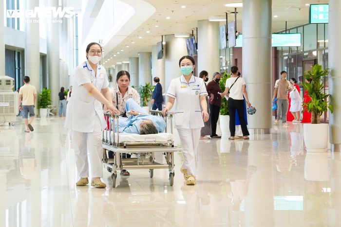 Trong ngày đầu vận hành, bệnh viện triển khai đồng bộ nhiều chuyên khoa, tiếp nhận khám ngoại trú và điều trị nội trú với đội ngũ bác sĩ được điều động từ cơ sở Hà Nội cùng hệ thống trang thiết bị hiện đại.