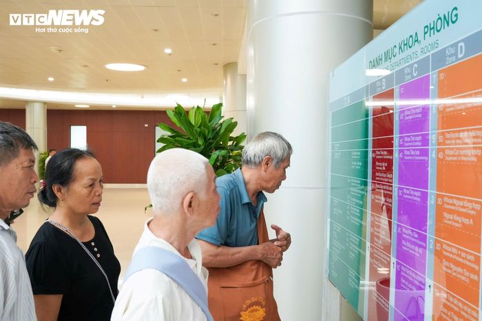 Ông Nguyễn Văn Hạ (78 tuổi, phường Nam Định, tỉnh Ninh Bình) chia sẻ, nhiều năm nay mỗi lần tái khám bệnh tim, ông và người nhà đều phải dậy từ rạng sáng để lên Hà Nội. "Có hôm khám xong thì chiều muộn mới về đến nhà. Giờ có Bạch Mai ở gần, chỉ mất hơn một giờ di chuyển, đỡ vất vả và con cháu cũng không phải nghỉ làm đưa tôi đi khám nữa", ông nói.