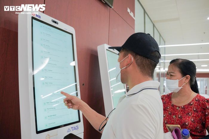 Bên cạnh việc rút ngắn quãng đường đến bệnh viện, nhiều bệnh nhân cũng ấn tượng với quy trình tiếp đón ngay trong ngày đầu vận hành. Hệ thống ki-ốt tự phục vụ hỗ trợ lấy số thứ tự, đăng ký khám và hướng dẫn các bước làm thủ tục giúp người dân hoàn tất đăng ký chỉ sau vài phút.