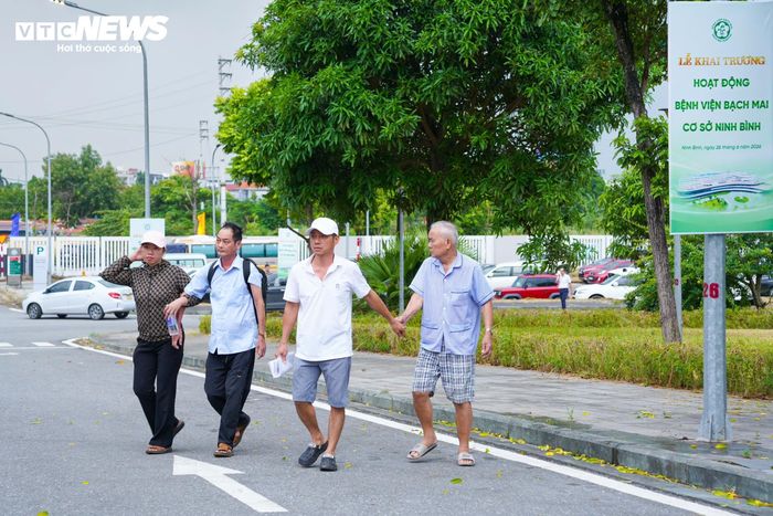 Ngay từ sáng sớm, dù mưa nặng hạt, hàng trăm người dân từ Ninh Bình, Thanh Hóa, Phú Thọ... vẫn tìm đến bệnh viện với hy vọng lần đầu được tiếp cận dịch vụ của một bệnh viện tuyến cuối mà không còn phải ngược lên Hà Nội.