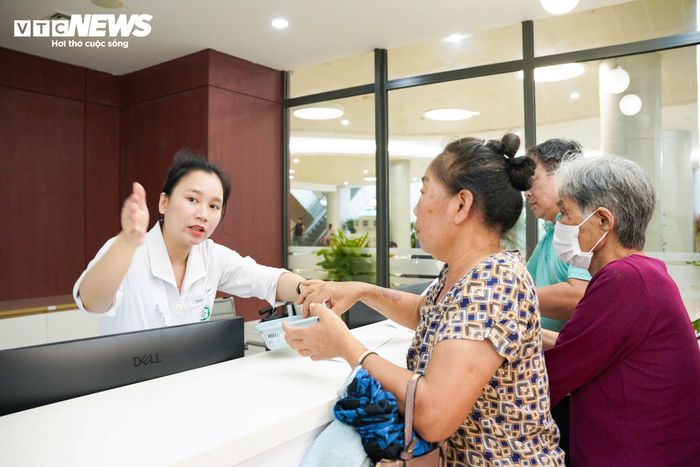 Nhờ đó, khu vực tiếp đón dù đông người vẫn diễn ra trật tự, không còn cảnh chen chúc hay xếp hàng dài chờ lấy số như nhiều người từng trải qua ở các bệnh viện tuyến cuối.