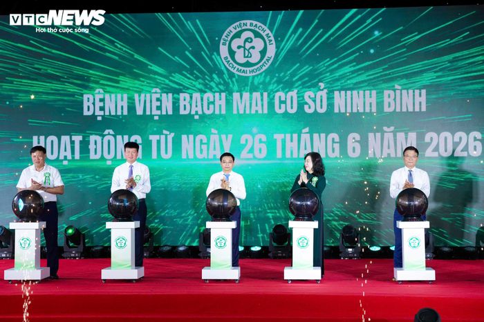PGS.TS.BS Đào Xuân Cơ – Giám đốc Bệnh viện Bạch Mai khẳng định hai cơ sở của bệnh viện sẽ hoạt động thống nhất về chuyên môn, chất lượng điều trị và quản trị. Người dân khám chữa bệnh tại cơ sở Ninh Bình sẽ được tiếp cận các kỹ thuật, quy trình và chất lượng chuyên môn tương đương cơ sở chính.