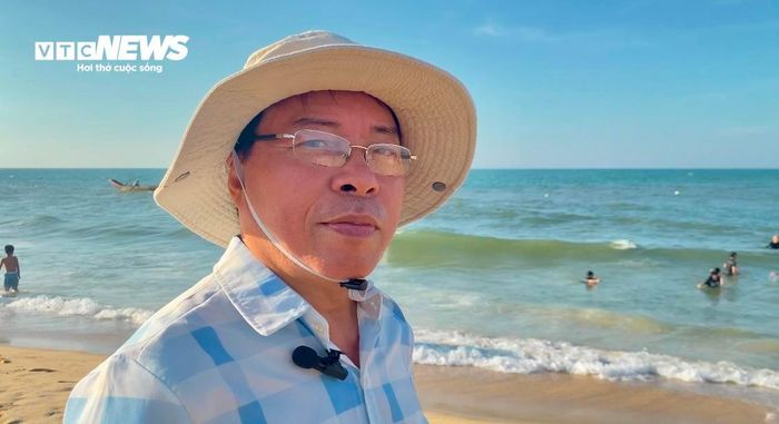 Ông Hà Quang Hào (66 tuổi, du khách đến từ Phú Thọ) cho biết: "Tôi theo đoàn vào Huế du lịch gần tuần nay. Dù thời tiết oi bức, đoàn chúng tôi vẫn tranh thủ xuống biển tắm mát. Đây là cách lý tưởng nhất để xua tan cái nắng gắt khắc nghiệt của miền Trung..."