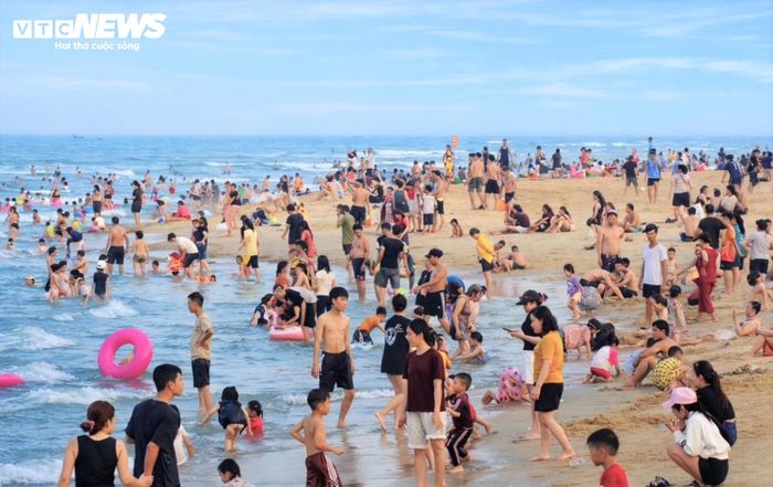 Ông Nguyễn Văn Hiệu - Phó Chủ tịch UBND phường Quảng Phú (TP Đà Nẵng) cho biết, nhằm bảo đảm an toàn cho người dân và du khách tắm tại biển Tam Thanh, địa phương thành lập các tổ, đội túc trực dọc bờ biển để kịp thời ứng cứu nếu có xảy ra sự cố đuối nước.