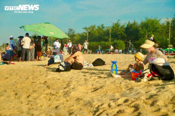 Tại bãi biển Thuận An (cách trung tâm TP Huế khoảng hơn 10km) những ngày qua luôn ken đặc người làm nhiều gia đình dù trời còn nắng nhưng đã về biển để "nhận chỗ".