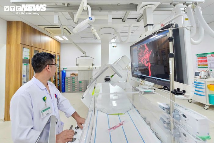 Ở lĩnh vực can thiệp, hệ thống chụp mạch số hóa xóa nền (DSA) cho phép quan sát hệ thống mạch máu theo thời gian thực với hình ảnh có độ phân giải cao và liều tia tối ưu. Thiết bị hỗ trợ chẩn đoán chính xác các bệnh lý hẹp, tắc, phình hoặc dị dạng mạch máu, đồng thời triển khai các kỹ thuật can thiệp ít xâm lấn trong tim mạch, thần kinh và mạch máu.