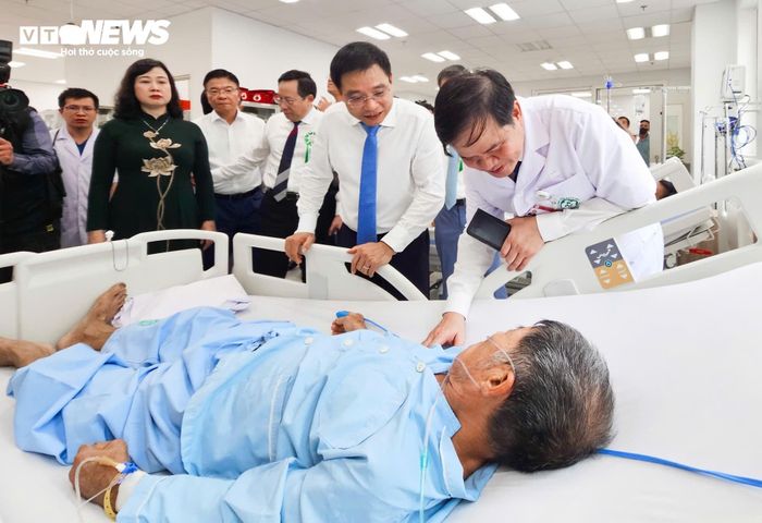 Phó Thủ tướng Nguyễn Văn Thắng cùng lãnh đạo Bộ Y tế, lãnh đạo Bệnh viện Bạch Mai thăm hỏi người bệnh. (Ảnh: Minh Quang)