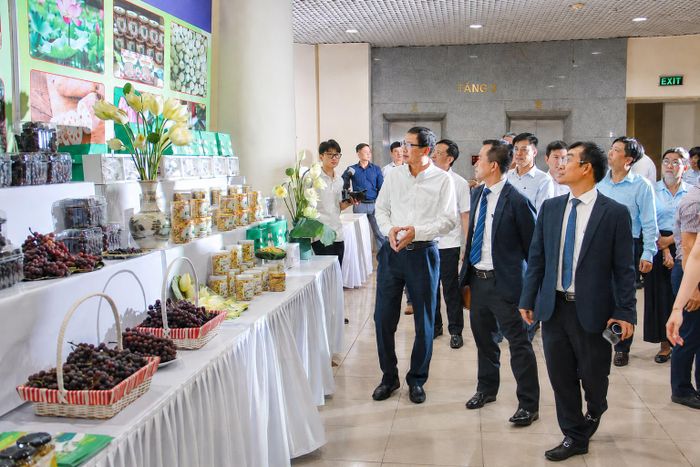 Thứ trưởng Bộ KH&amp;CN Lê Xuân Định thăm gian hàng tại sự kiện. (Ảnh: Bộ KH&amp;CN)