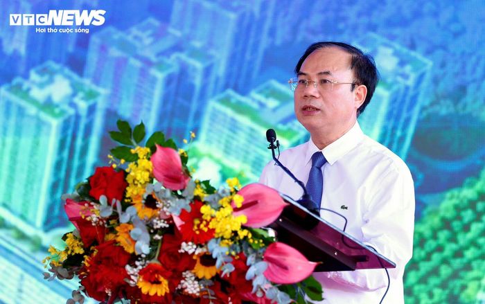 Phát biểu tại buổi lễ, Thứ trưởng Bộ Xây dựng Nguyễn Văn Sinh đánh giá cao những kết quả TP.HCM đạt được trong phát triển nhà ở xã hội thời gian qua. Giai đoạn 2021-2025, thành phố đã hoàn thành 18.143 căn nhà ở xã hội, riêng năm 2025 hoàn thành 13.040 căn, đạt 100% chỉ tiêu Thủ tướng Chính phủ giao.