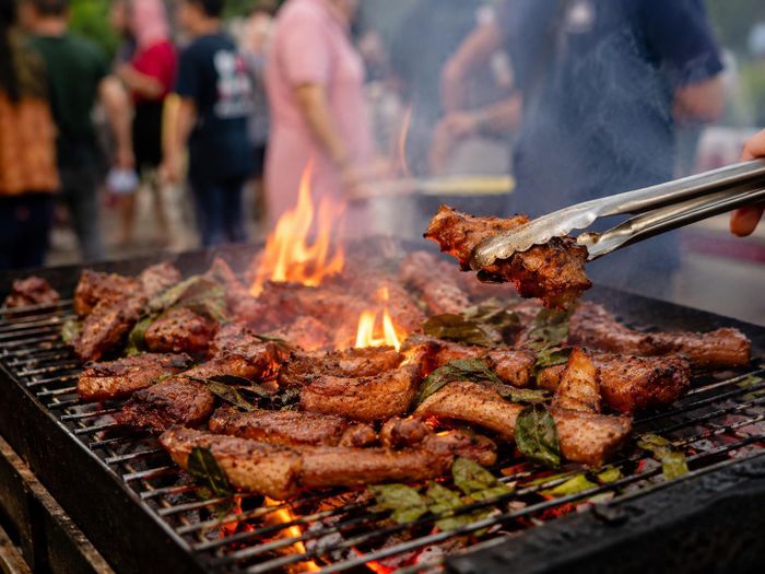 Ẩm thực Tây Bắc góp mặt với các món nướng đậm vị mắc khén, hạt dổi và lá mắc mật.