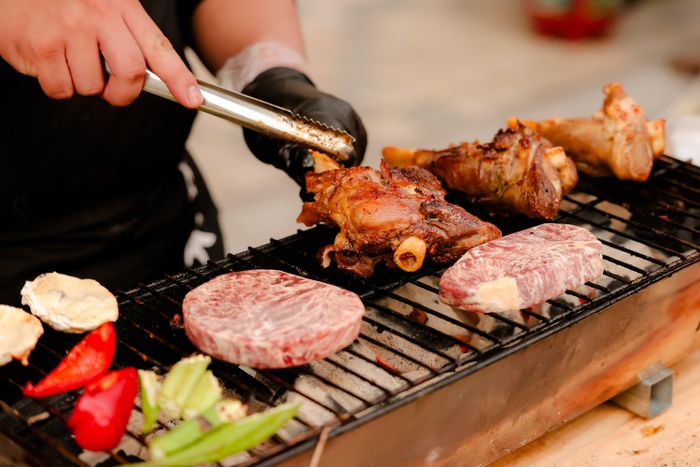 Pizza, steak và các món nướng được chế biến trực tiếp tại quầy.