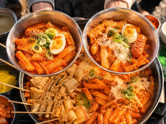 Xiên nướng, tokbokki và loạt món đường phố châu Á mang đến nhiều lựa chọn hấp dẫn cho thực khách.