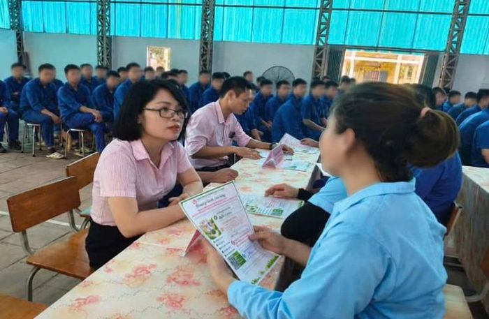 Tư vấn định hướng nghề nghiệp cho học viên tại Cơ sở cai nghiện ma túy số 1 thành phố Hà Nội. Ảnh: CHÍNH SÁCH
