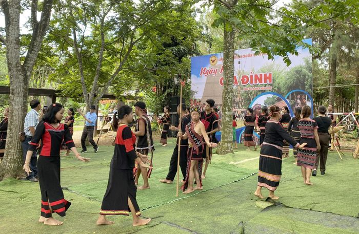 Một tiết mục biểu diễn trong chương trình dân ca dân vũ “Chúng ta là một gia đình” tại Làng Văn hóa - Du lịch các dân tộc Việt Nam. Ảnh: HÀ HỒNG