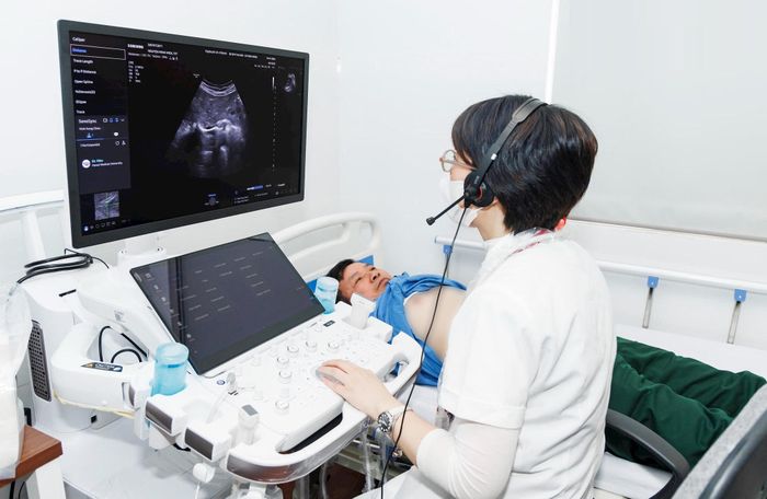 Khám bệnh miễn phí cho người dân tại Trạm Y tế phường Vĩnh Hưng. Ảnh: QUANG VINH