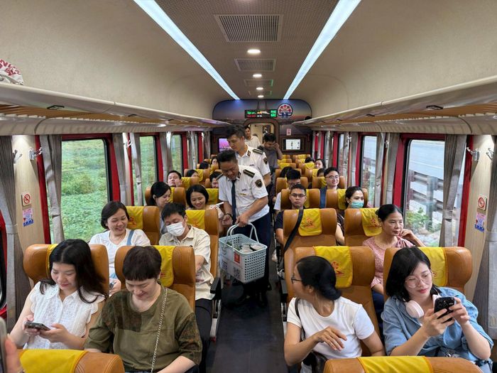 Cán bộ, nhân viên Bệnh viện Bạch Mai trên chuyến tàu khai trương. Ảnh: VNR