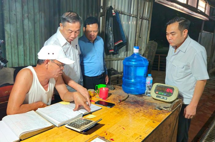 3h30 sáng 26-6, Đoàn Kiểm tra liên ngành thành phố kiểm tra hoạt động giết mổ lợn tại cơ sở giết mổ tập trung tạm thời của ông Nguyễn Bá Dư - phường Chương Mỹ. Ảnh: Ánh Dương