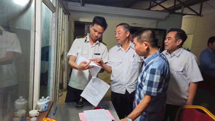 4h sáng 26-6, Đoàn Kiểm tra liên ngành thành phố kiểm tra hoạt động giết mổ lợn tại khu giết mổ tập trung của Công ty TNHH Minh Hiền - xã Bình Minh. Ảnh: Ánh Dương