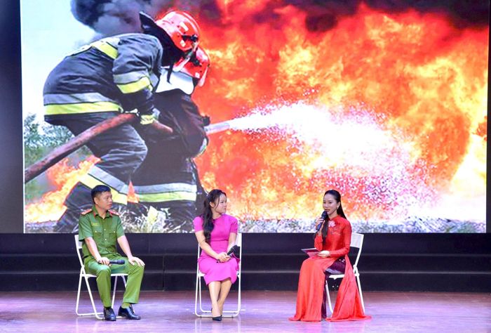 Các đại biểu giao lưu với tác giả bài viết “Cuộc giành giật sự sống cho 3 cháu nhỏ trong căn nhà rực lửa ở phường Bồ Đề” - Nhà báo Chu Hương, Chuyên đề An ninh Thủ đô, Báo Công an Nhân dân. Ảnh: Viết Thành