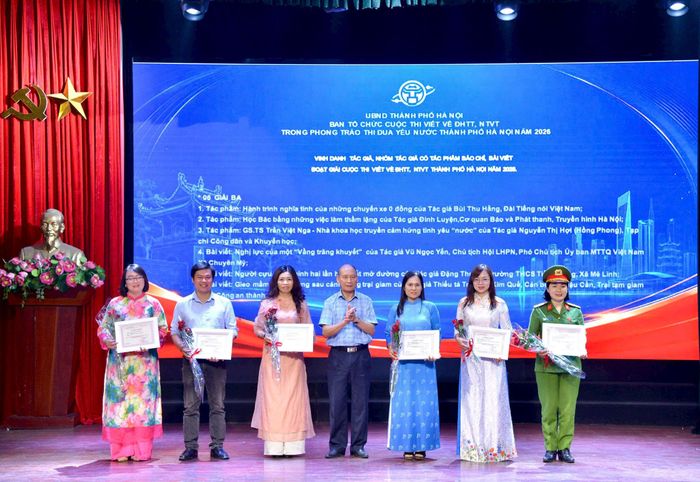 Ban tổ chức trao giải Ba cho các tác giả. Ảnh: Viết Thành