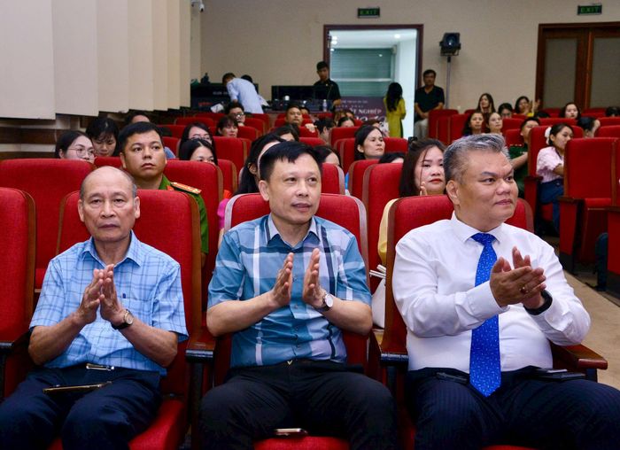 Các đại biểu tham dự Lễ trao giải Cuộc thi viết về điển hình tiên tiến, người tốt, việc tốt thành phố Hà Nội năm 2026. Ảnh: Viết Thành
