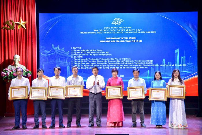 Phó Chủ tịch Thường trực UBND thành phố Dương Đức Tuấn tặng Bằng khen cho 3 tập thể và 5 cá nhân có thành tích tham gia Cuộc thi. Ảnh: Viết Thành