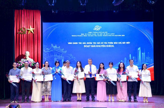 Ban tổ chức trao giải Khuyến khích cho các tác giả. Ảnh: Viết Thành