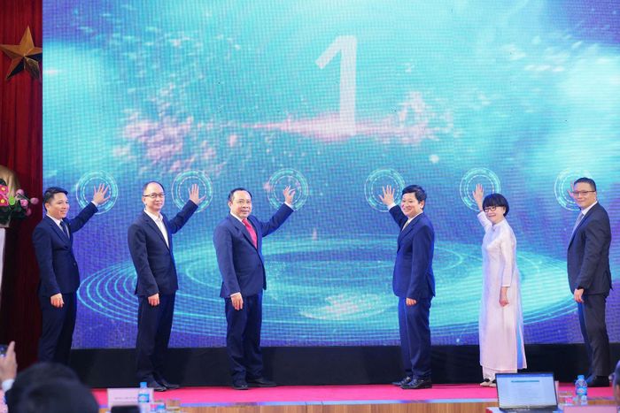 Bộ trưởng Bộ Khoa học và Công nghệ Vũ Hải Quân cùng các đại biểu bấm nút ra mắt Trung tâm quốc gia hỗ trợ sản xuất thử chip bán dẫn