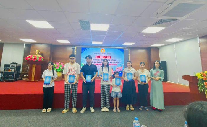 Công đoàn phường trao quà cho con CNVCLĐ vượt khó học giỏi. Ảnh TC