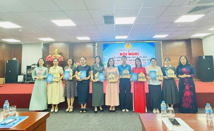 Việc biểu dương các gia đình CNVCLĐ tiêu biểu góp phần khích lệ tinh thần làm việc của các tập thể, cá nhân. Ảnh TC