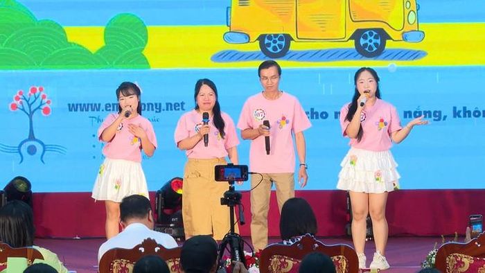Liên hoan Tiếng hát gia đình tại phường Từ Liêm. Ảnh: TL