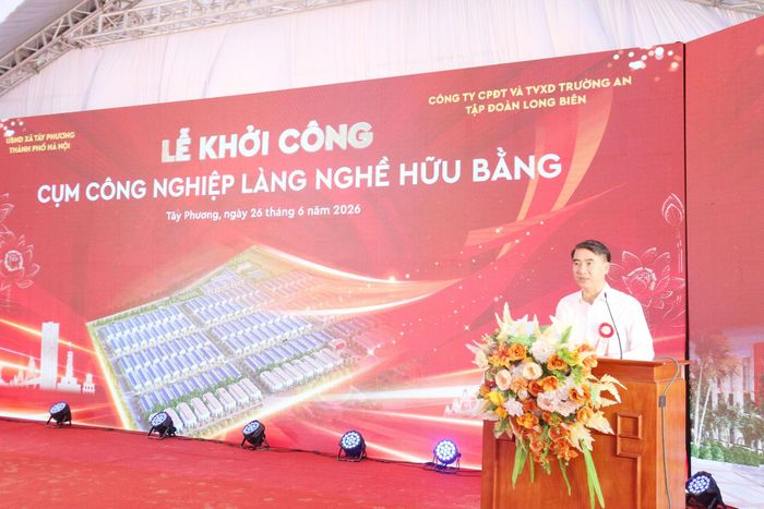 Phó Chủ tịch UBND thành phố Hà Nội Nguyễn Xuân Lưu phát biểu tại lễ khởi công. Ảnh: Công Phương