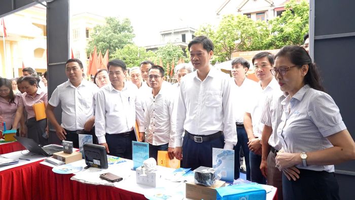 Lãnh đạo xã Dương Hòa tham quan các gian hàng sản phẩm STEM giáo dục, công nghệ AI và được tư vấn về chuyển đổi số. Ảnh: PN