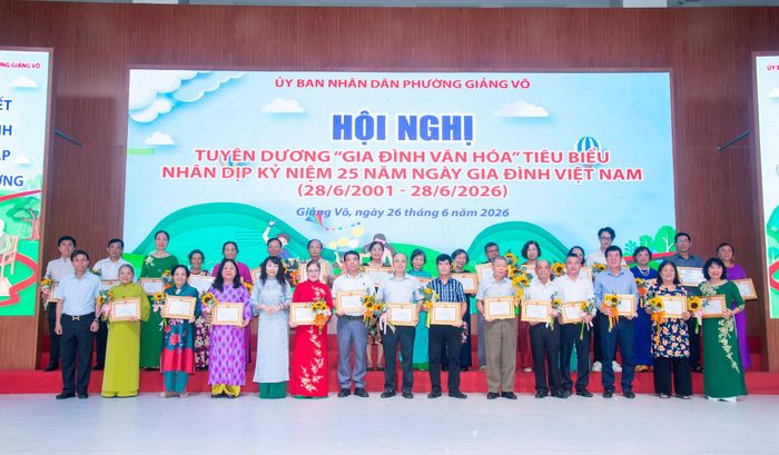 Các gia đình văn hóa tiêu biểu được UBND phường Giảng Võ tuyên dương nhân dịp kỷ niệm 25 năm Ngày Gia đình Việt Nam.