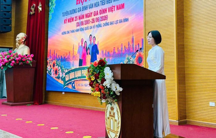 Phó Chủ tịch UBND phường Đặng Thị Mai chúc mừng các gia đình văn hóa tiêu biểu và phát biểu chỉ đạo tại hội nghị.