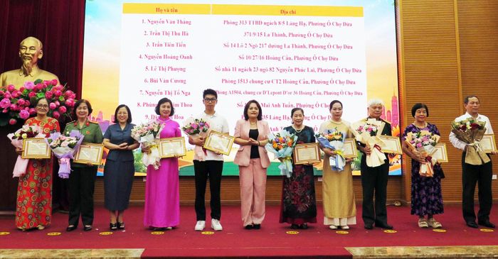 Phó Bí thư Thường trực Đảng ủy phường Ô Chợ Dừa Lê Ngọc Hân và Chủ tịch Ủy ban MTTQ Việt Nam phường Đào Thị Minh Hiền trao khen thưởng cho các gia đình văn hóa tiêu biểu.