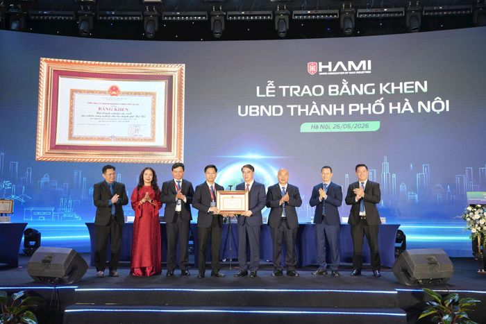 HAMI vinh dự đón nhận Bằng khen của UBND thành phố Hà Nội. Ảnh: Kim Hoa