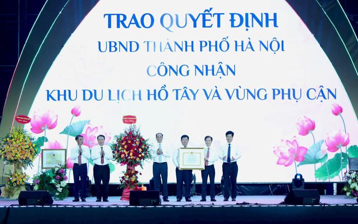 Phó Chủ tịch UBND thành phố Hà Nội Nguyễn Xuân Lưu trao quyết định UBND thành phố công nhận Khu Du lịch Hồ Tây và vùng phụ cận. Ảnh: Ngọc Tú.